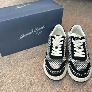 Women’s memory foam sneakers